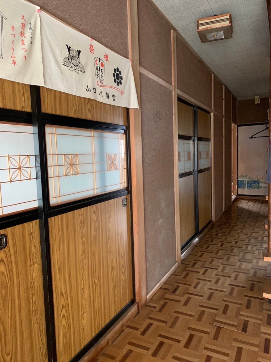 室内の廊下。木製建具と組木模様の床